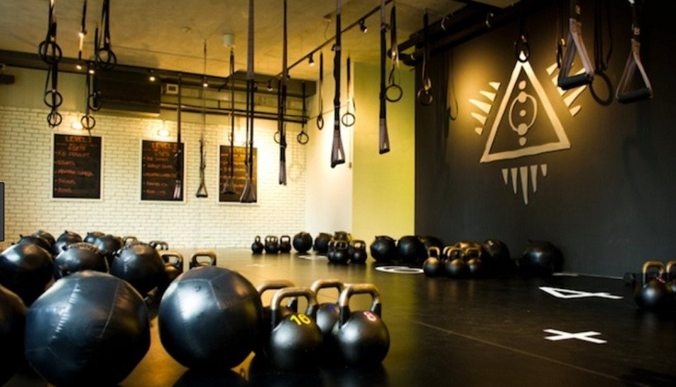 GIMNASIOS Y CENTROS DEPORTIVOS